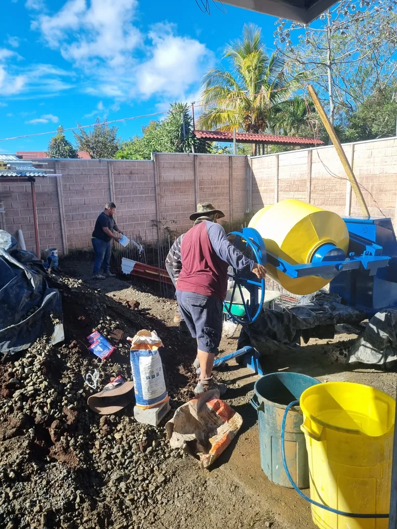 Batidora de concreto para construcción de piscinas en Costa Rica